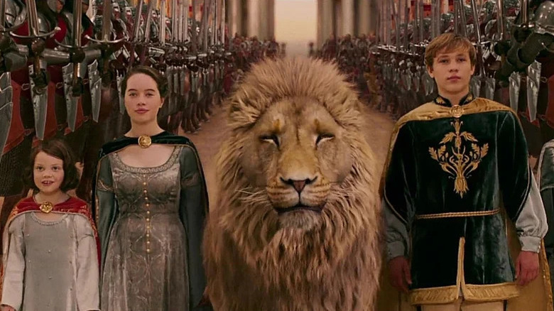 O leão, a bruxa e o guarda -roupa, as crianças de Pevensie comemorando com Aslan