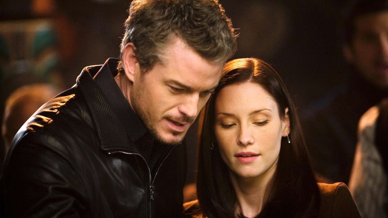 బార్‌లో మార్క్ మరియు లెక్సీ గ్రేస్ అనాటమీ గురించి మాట్లాడుతున్నారు