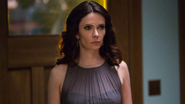 Elizabeth Tulloch as Juliette Silverton standing in front of a door in Grimm