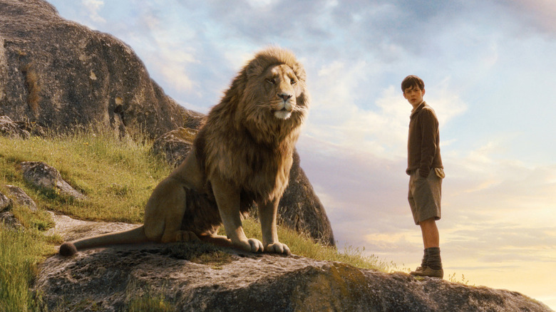 ది క్రానికల్స్ ఆఫ్ నార్నియా: ది లయన్, ది విచ్, అండ్ ది వార్డ్‌రోబ్‌లో ఎడ్మండ్‌తో కలిసి అస్లాన్ కొండపై నిలబడి ఉన్నాడు