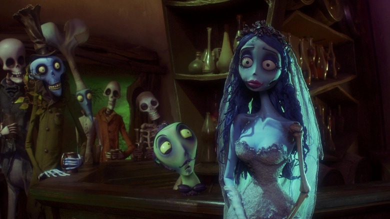 Emily dalam gaun pengantin, di bar yang penuh dengan orang mati di Corpse Bride