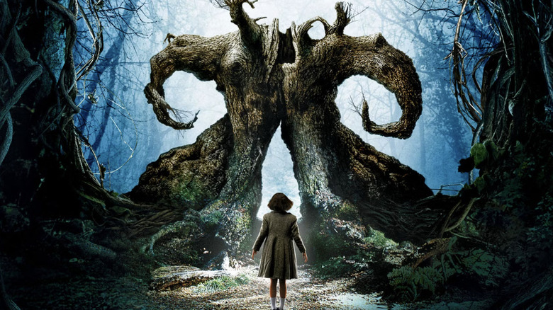 Affiche du Labyrinthe de Pan, montrant Ofelia s'approchant d'un arbre en forme de tête de faune