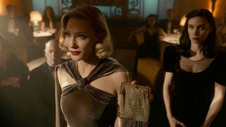 Cate Blanchett als Dr. Ritter en Rooney Mara als Molly staan ​​samen in Nightmare Alley