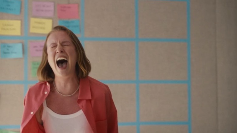 హాక్స్‌పై అవా అరుస్తోంది