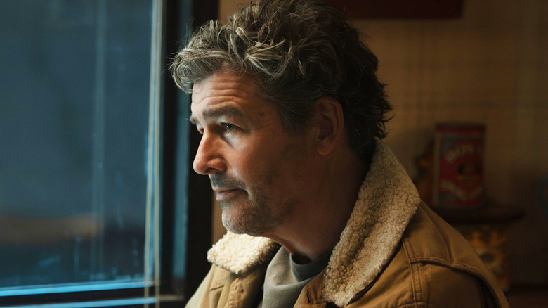 Kyle Chandler's Hal Jordan sits in a diner in Lanterns