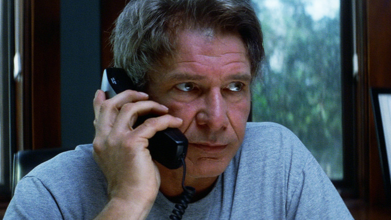 ஹாரிசன் ஃபோர்டின் டாக்டர் நார்மன் ஸ்பென்சர் வாட் லைஸ் பினீத் என்பதில் போனில் பேசுகிறார்