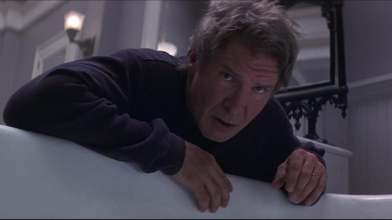 ஹாரிசன் ஃபோர்டின் டாக்டர் நார்மன் ஸ்பென்சர், வாட் லைஸ் பினத் என்பதில் குளியல் தொட்டியின் விளிம்பைப் பார்க்கிறார்