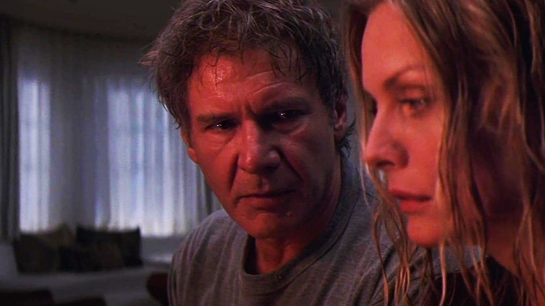 ஹாரிசன் ஃபோர்டின் டாக்டர் நார்மன் ஸ்பென்சர், மைக்கேல் ஃபைஃபரின் கிளாரி ஸ்பென்சரைப் பார்க்கும்போது அவர்கள் வாட் லைஸ் பினத் என்ற படத்தில் ஒன்றாக அமர்ந்துள்ளனர்