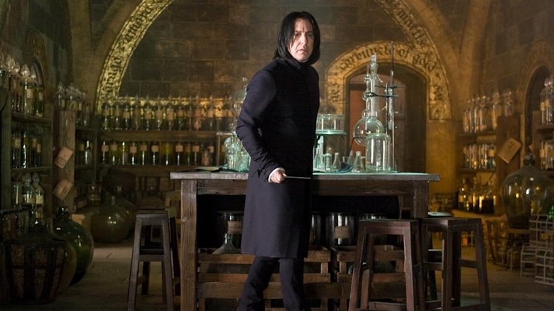 ஹாரி பாட்டர் அண்ட் தி ஹாஃப்-பிளட் பிரின்ஸில் உள்ள போஷன்ஸ் அறையில் தனது மந்திரக்கோலை வைத்திருக்கும் ஸ்னேப்