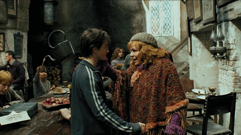 హ్యారీ పాటర్ అండ్ ది ప్రిజనర్ ఆఫ్ అజ్కబాన్‌లోని లీకీ జ్యోతిలో మోలీతో మాట్లాడుతున్న హ్యారీ