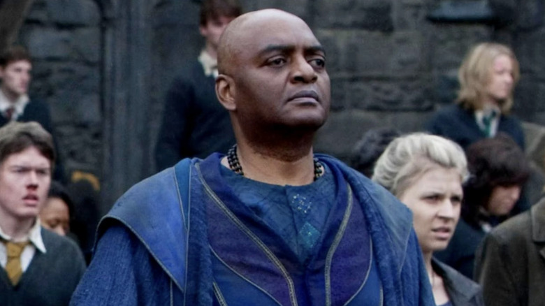 Kingsley Shacklebolt in Harry Potter and the Deathly Hallows: Part 2, looking upon the final battlefield