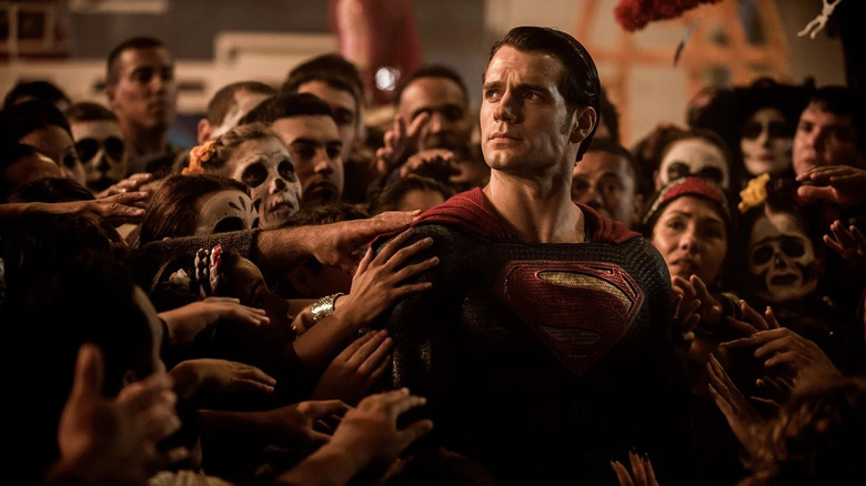 Henry Cavill as Superman surrounded by citizens trying to touch him in Batman v Superman: Dawn of Justice
