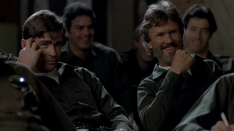 క్రిస్ క్రిస్టోఫర్సన్ యొక్క బాబీ లోగాన్ ఫ్లాష్‌పాయింట్‌లో ట్రీట్ విలియమ్స్ ఎర్నీ వ్యాట్ పక్కన కూర్చున్నాడు