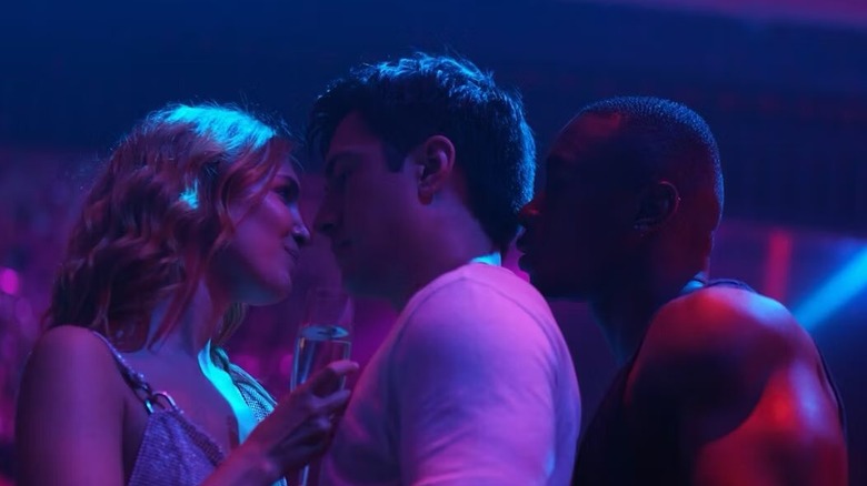 Shane zit gevangen in een danssandwich in Heated Rivalry