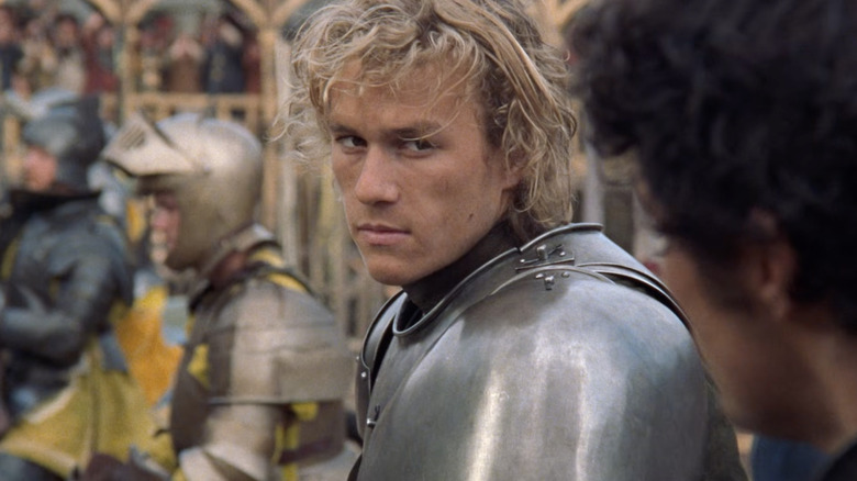 Heath Ledger als William Thatcher die er serieus uitziet terwijl hij een harnas draagt ​​in A Knight's Tale