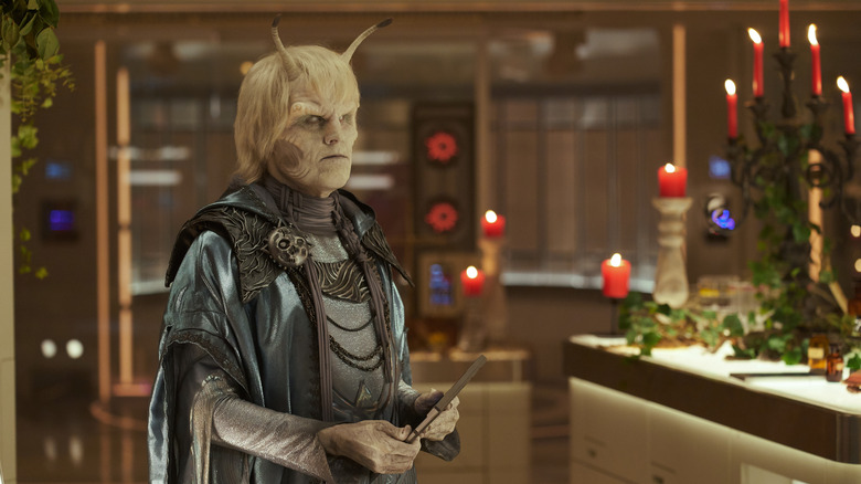 Star Trek: Strange New Worlds Hemmer in front of candles