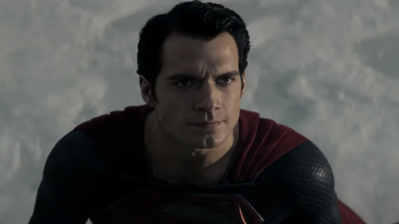 Henry Cavill Superman olha em uma pessoa de metal