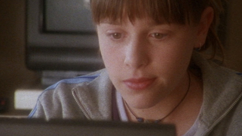 Cara DeLizia's Fiona Phillips looks at her laptop in So Weird