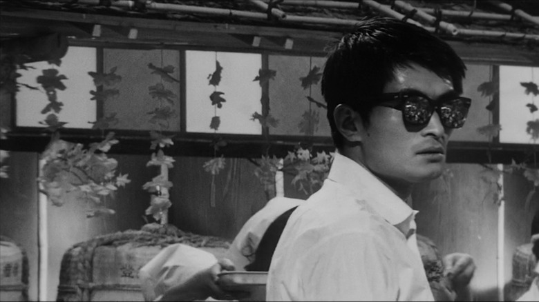 Tsutomu Yamazaki as Ginjirô Takeuchi wearing sunglasses in High and Low
