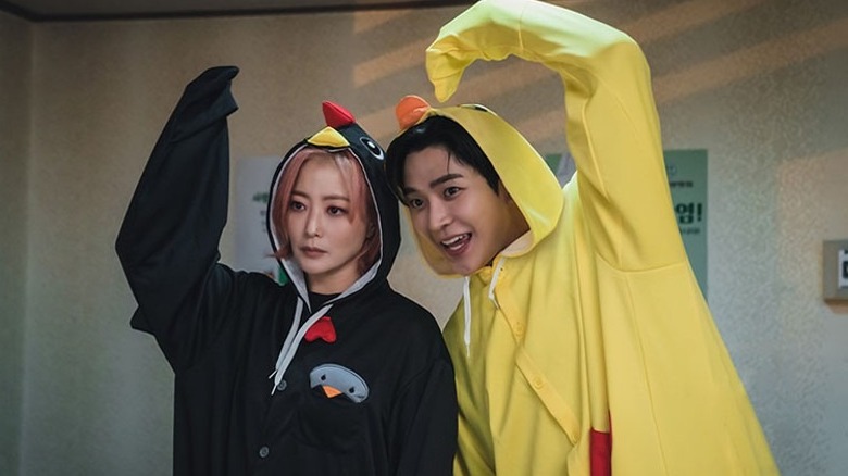 Koo Ryeon and Choi Jun-Woong making heart shape