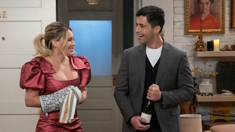 సోఫీ మరియు డ్రూ వంటగదిలో హౌ ఐ మెట్ యువర్ ఫాదర్ గురించి నవ్వుతున్నారు