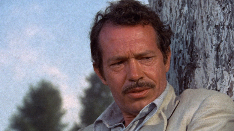 Bennie leaning against a tree in Bring Me the Head of Alfredo Garcia