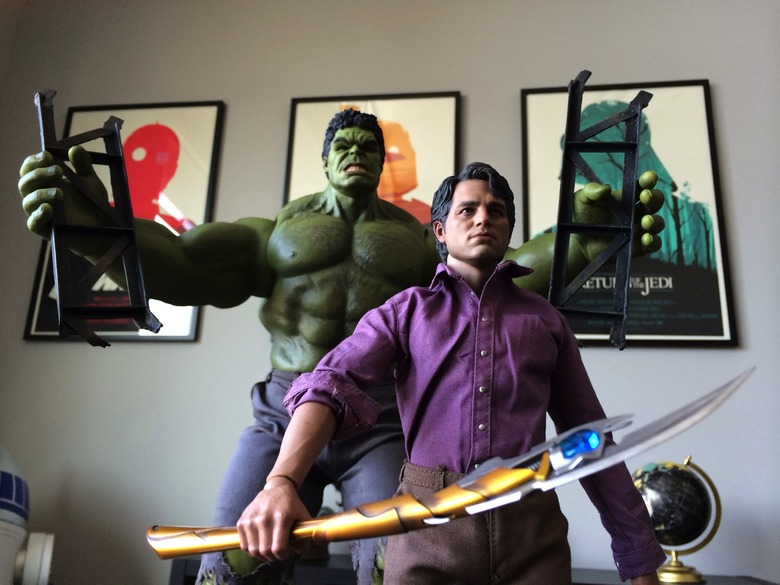 Hot Toys Bruce Banner and Hulk Sixth Scale Figure Set