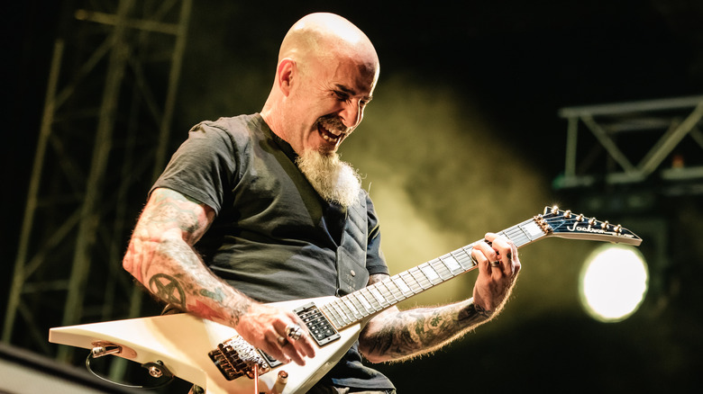 Scott Ian absolutely shredding like a beast on stage with Anthrax