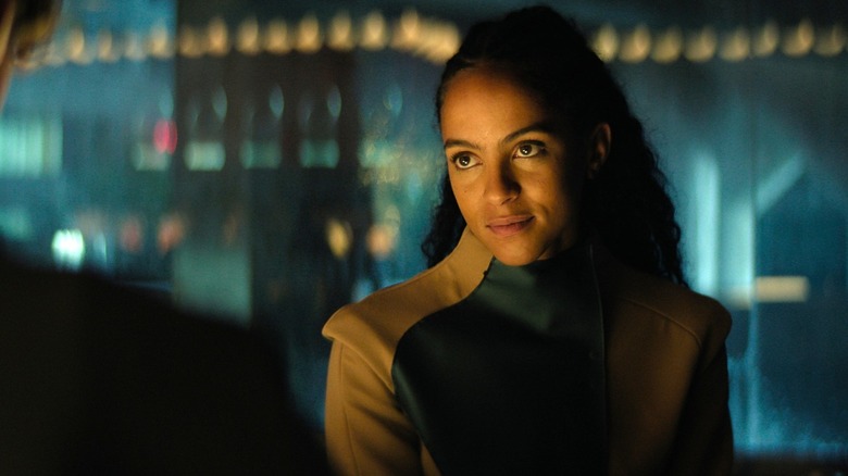 Gaal Dornick lacht in Foundation seizoen 3