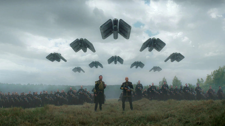 In Foundation seizoen 3 staat een leger in een veld met ruimteschepen boven hun hoofd