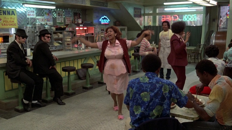 ది బ్లూస్ బ్రదర్స్‌లోని డైనర్‌లో మిసెస్ మర్ఫీ మరియు పలువురు ఇతరులు పాడుతున్నారు