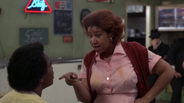 ది బ్లూస్ బ్రదర్స్‌లో శ్రీమతి మర్ఫీ తన భర్త వైపు చూపిస్తోంది