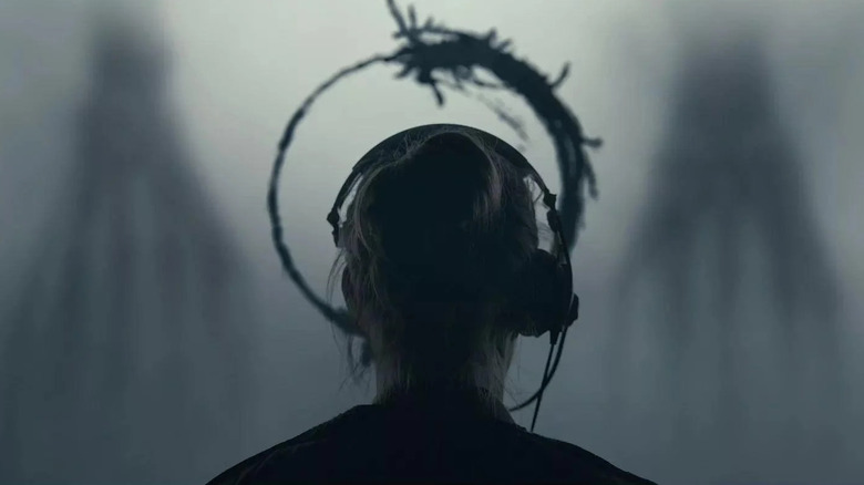 Louise Banks looking at a Heptapod glyph in Arrival