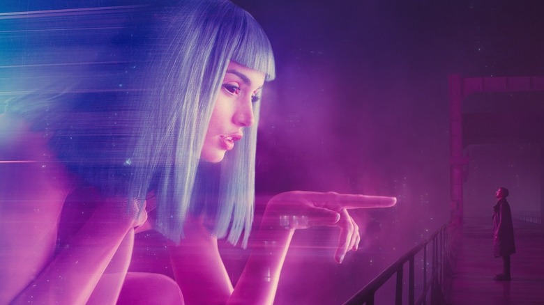 A hologram of Ana De Armas pointing at Ryan Gosling in Blade Runner 2049 