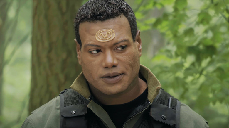 Christopher Judge's Teal'c looks off to his left in closeup in Stargate SG-1