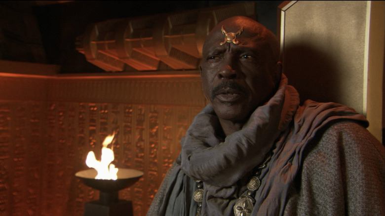 Louis Gossett Jr's Gerak stands in his ship in Stargate SG1