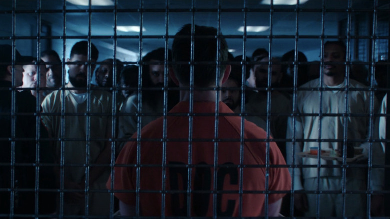 విల్సన్ బెతెల్ యొక్క బెంజమిన్ పాయింట్‌డెక్స్టర్ డేర్‌డెవిల్‌లోని ఖైదీల ముఠాను ఎదుర్కొంటున్న జైలు కారిడార్‌లో నిలబడి ఉన్నాడు: మళ్లీ జన్మించాడు