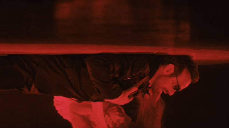 చార్లీ కాక్స్ యొక్క మాట్ మర్డాక్ డేర్‌డెవిల్ బోర్న్ ఎగైన్‌లో ఎరుపు కాంతితో ప్రకాశించే నేలపై పడుకున్నాడు