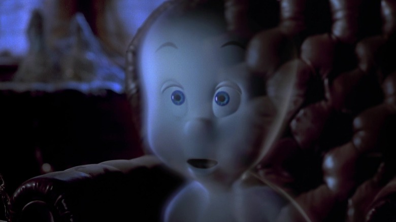 Casper, el amigable fantasma, mira con asombro.