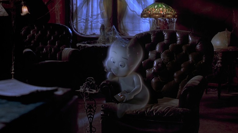 Casper, triste en un sillón grande, mira la televisión.