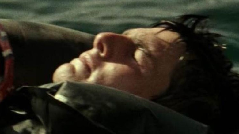 Maverick holding a dead Goose in Top Gun