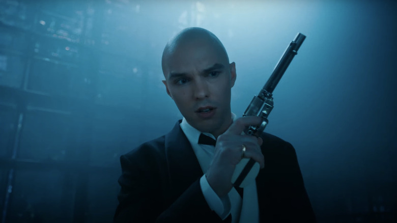 Lex Luthor segura uma arma em Superman