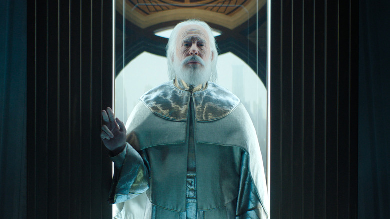 Cleon I wearing white robes in Foundation