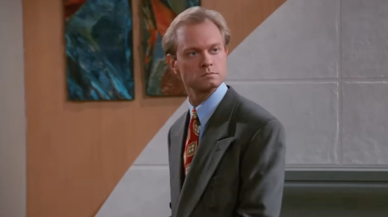 Niles parece molesto con Frasier.