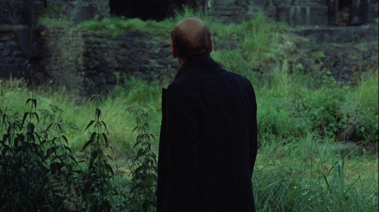 Alexander Kaidanovsky as the Stalker surrounded by tall grass in Stalker