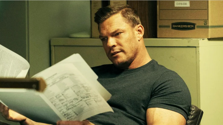 Reacher, Jack Reacher reading a file in his office (flashback scene)
