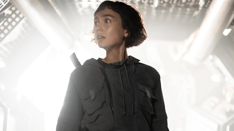 Sydney Chandler als Wendy die voor een fel licht staat in Alien: Earth