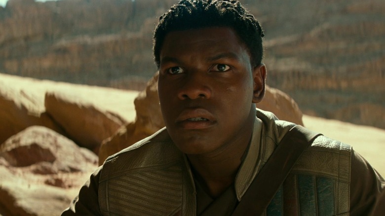 The Finn in the desert looks worried in the stars war: the rise of skywalker