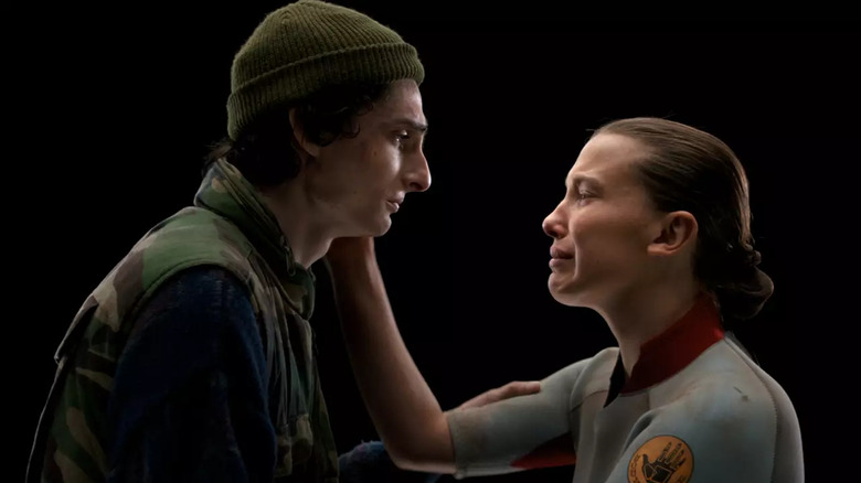 Finn Wolfhard als Mike en Millie Bobby Brown als Eleven nemen afscheid in Stranger Things