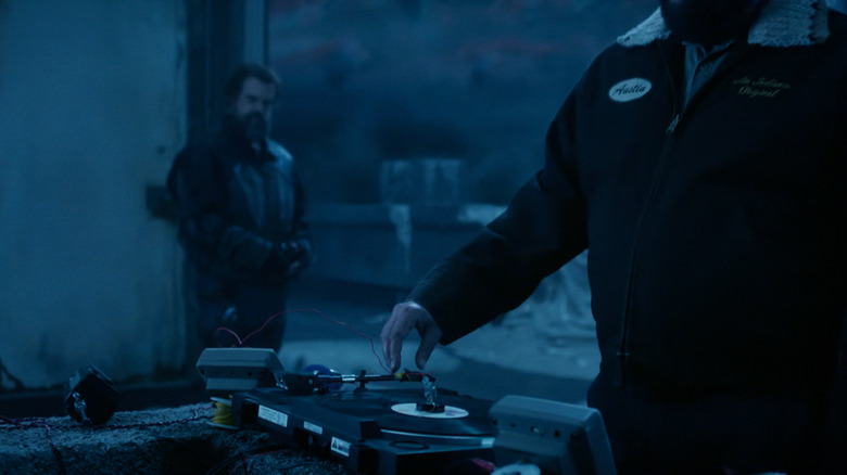 Jim Hopper van David Harbor ziet hoe Murray Bauman van Brett Gelman de naald op een plaat zet in Stranger Things